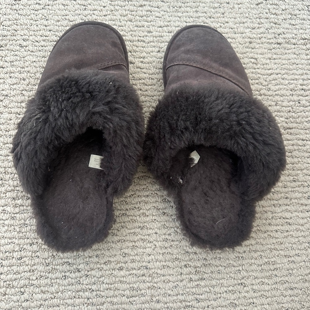 Genuine size 9 nuknuuk slippers
